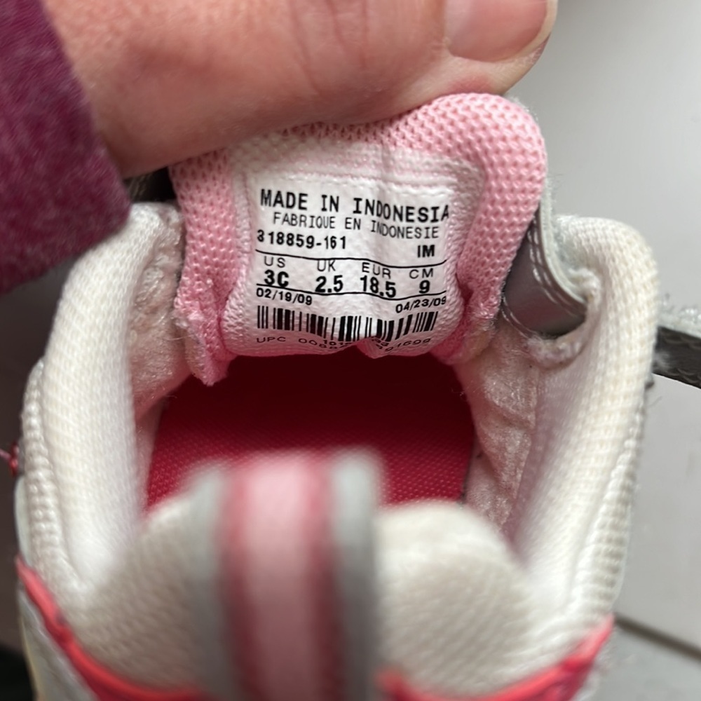 Toddler Girls Nike Sneaker Size 3 Pink/White/Silver - Picture 6 of 6